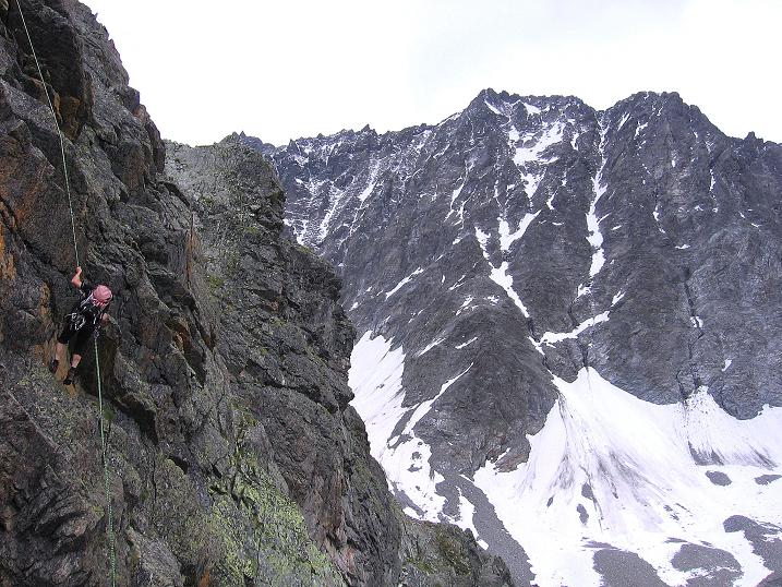 Foto: Andreas Koller / Klettertour / Überschreitung der Madatschtürme (2837m) / Abseilen vom Mittleren Madatschturm, im Hintergrund die Watzespitze (3532 m) und der Madatschferner / 16.07.2009 17:23:16