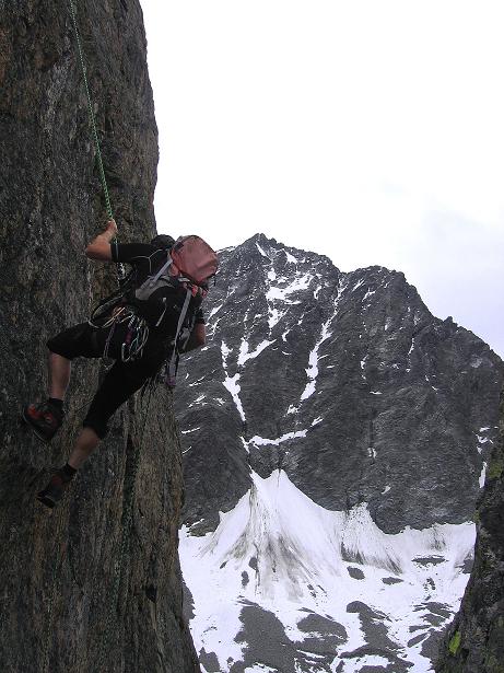 Foto: Andreas Koller / Klettertour / Überschreitung der Madatschtürme (2837m) / Steiles Abseilen mit der mächtigen Watzespitze (3532 m) im Hintergrund / 16.07.2009 17:21:21