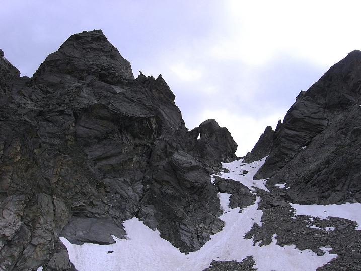 Foto: Andreas Koller / Klettertour / Überschreitung der Madatschtürme (2837m) / Der Ausstieg erfolgt in der tief eingeschnittenen Scharte, Abstieg über das Schneefeld / 16.07.2009 17:19:16