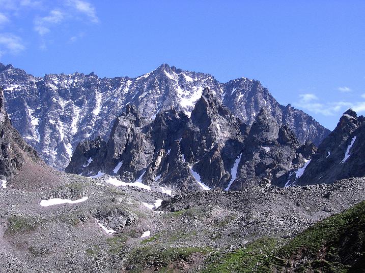 Foto: Andreas Koller / Klettertour / Überschreitung der Madatschtürme (2837m) / Vor der mächtigen Watzespitze (3532 m) die dunklen Madatschtürme / 16.07.2009 17:15:48