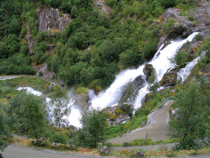 Foto: Andreas Koller / Wandertour / Gletschererlebnis Briksdalsbreen (150 m) / Rauschender Wasserfall im Briksdal / 04.08.2009 19:14:15