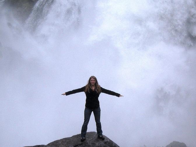 Foto: Andreas Koller / Wandertour / Gletschererlebnis Briksdalsbreen (150 m) / Beeindruckender Wasserfall im Briksdal / 04.08.2009 19:22:32