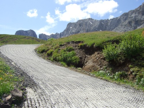 Foto: hofsab / Mountainbiketour / Rund um den Schlern über Eselrücken (2560 m) und Prügelweg / sie extrem steile Rampe hinter dem Seiser Alm-Haus / 27.08.2009 21:03:46