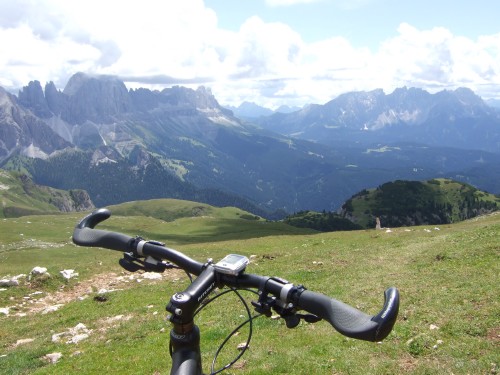 Foto: hofsab / Mountainbiketour / Rund um den Schlern über Eselrücken (2560 m) und Prügelweg / über die Almwiesen läufts noch gut / 27.08.2009 21:12:46