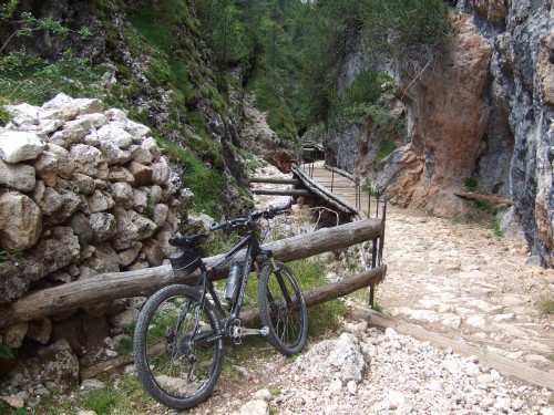 Foto: hofsab / Mountainbiketour / Rund um den Schlern über Eselrücken (2560 m) und Prügelweg / die geniale Passage beginnt / 27.08.2009 21:14:40