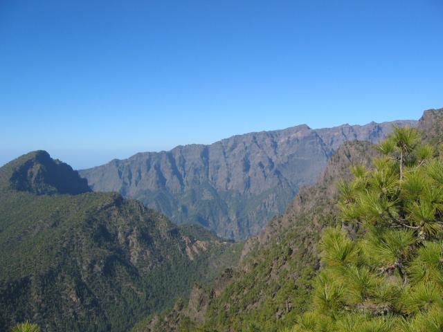 Foto: elipes / Wandertour / Von der Ermita Virgen del Pino zur Punta de los Roques / Blick vom Pico Ovejas zur Caldera / 10.08.2009 19:44:27