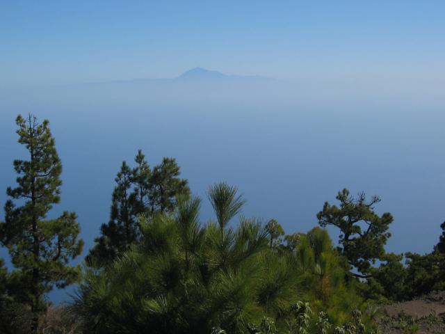 Foto: elipes / Wandertour / Von der Ermita Virgen del Pino zur Punta de los Roques / Blick nach Teneriffa / 10.08.2009 19:44:44