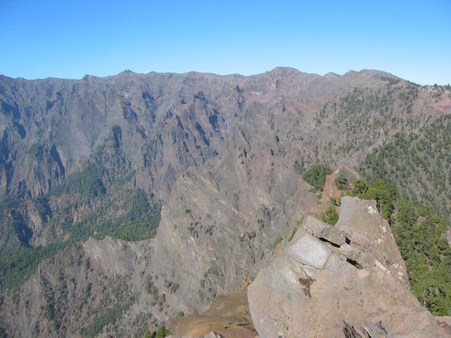 Foto: elipes / Wandertour / Von der Ermita Virgen del Pino zur Punta de los Roques / Blick zum Roque de los Muchachos / 10.08.2009 19:47:19