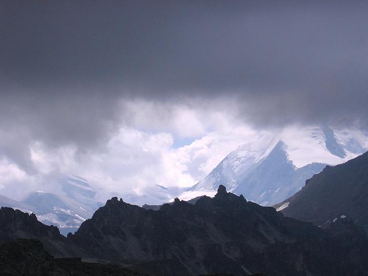 Foto: Andreas Koller / Wandertour / Bella Tola - Aussichtsbalkon der Walliser Alpen (3026 m) / Die hohen Eisberge der Walliser Alpen leuchten durch die Wolken / 05.09.2009 18:48:35