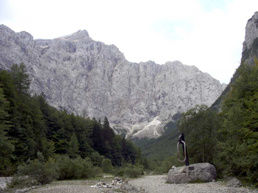 Foto: Datzi / Wandertour / 4-Tages Biwakrundtour in den Julischen Alpen mit 3.Gipfelanstiegen (Triglav-Razor-Skrlatica) mit Klettersteig C-D / Das Kriegerdenkmal, u. Abzweigung zum Klettersteig / 04.09.2009 18:16:38