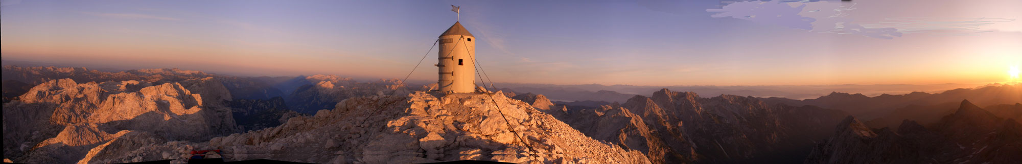 Foto: Datzi / Wandertour / 4-Tages Biwakrundtour in den Julischen Alpen mit 3.Gipfelanstiegen (Triglav-Razor-Skrlatica) mit Klettersteig C-D / Panoramafoto vom Triglav / 04.09.2009 18:28:05