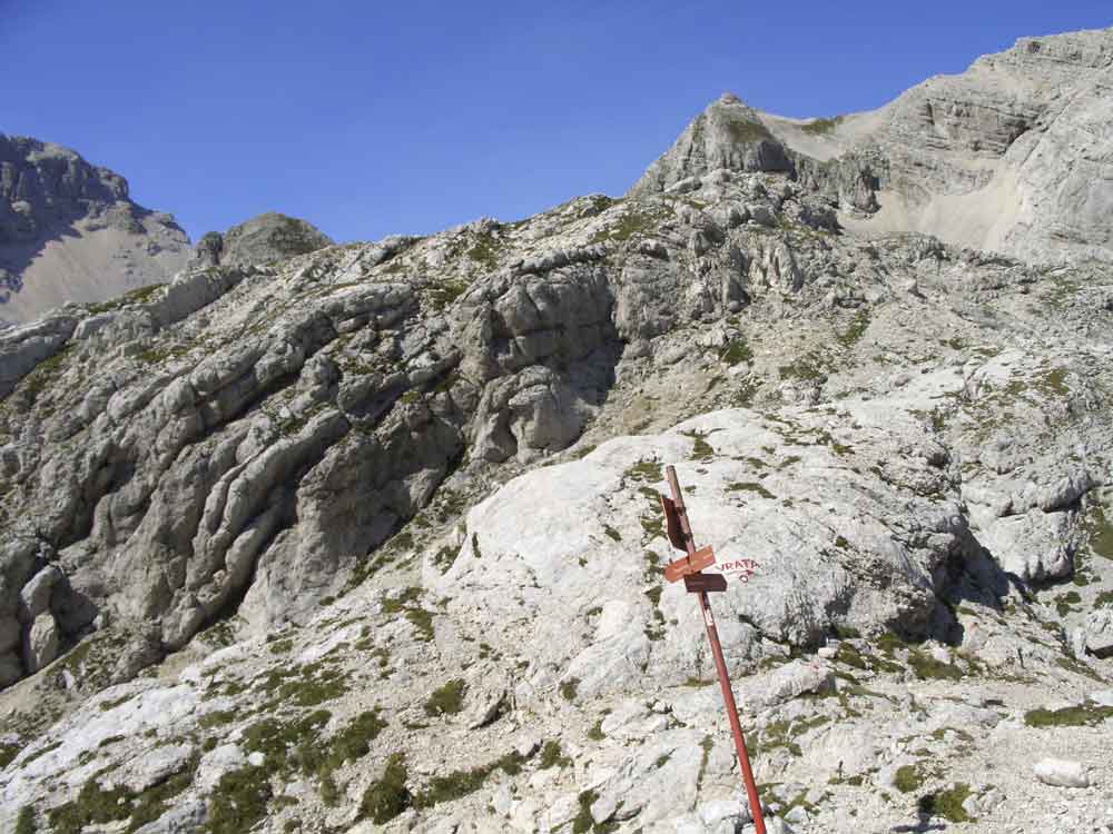 Foto: Datzi / Wandertour / 4-Tages Biwakrundtour in den Julischen Alpen mit 3.Gipfelanstiegen (Triglav-Razor-Skrlatica) mit Klettersteig C-D / Wegkreuzung nach Abstieg vom Gamsovec- Abstieg ins Varta Tal bzw zum Pogacnikov Dom / 04.09.2009 18:40:32