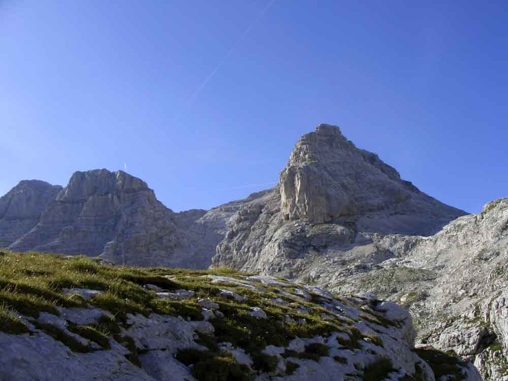 Foto: Datzi / Wandertour / 4-Tages Biwakrundtour in den Julischen Alpen mit 3.Gipfelanstiegen (Triglav-Razor-Skrlatica) mit Klettersteig C-D / Blick von der Hütte zum Razor / 04.09.2009 18:41:21