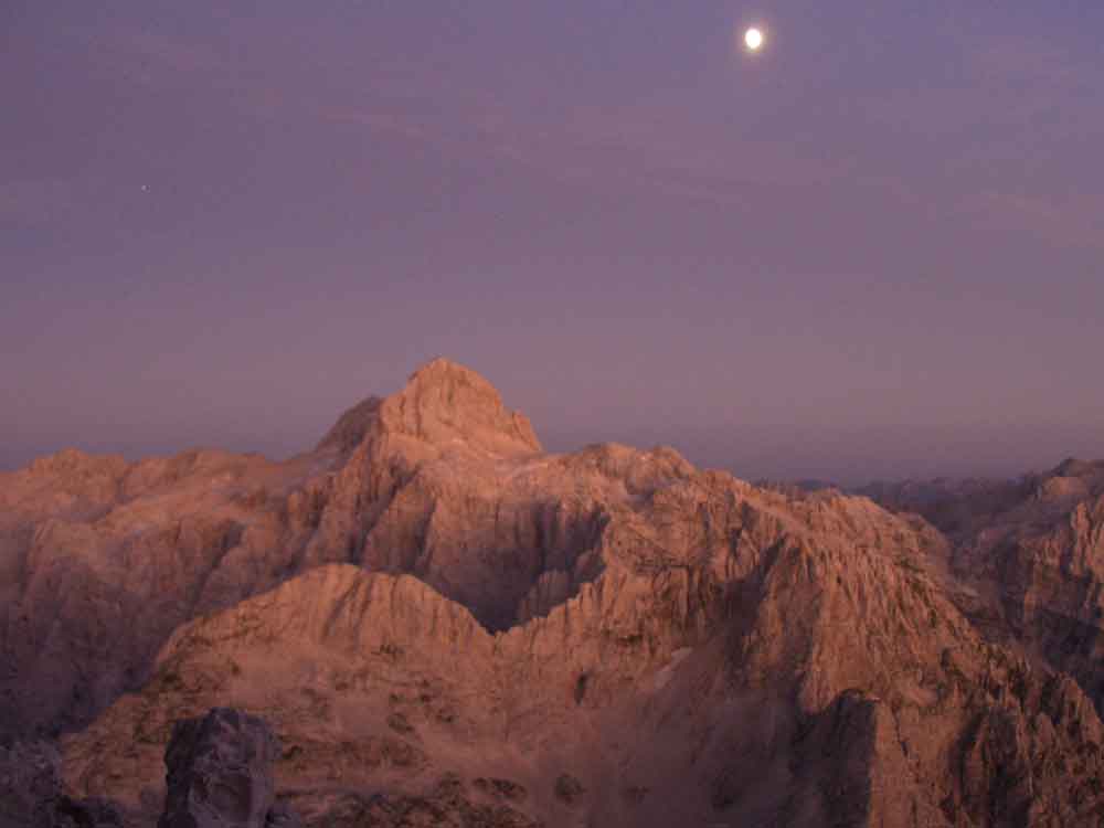 Foto: Datzi / Wandertour / 4-Tages Biwakrundtour in den Julischen Alpen mit 3.Gipfelanstiegen (Triglav-Razor-Skrlatica) mit Klettersteig C-D / Blick vom Razor nach dem Sonnenuntergang zum Triglav / 04.09.2009 18:41:54