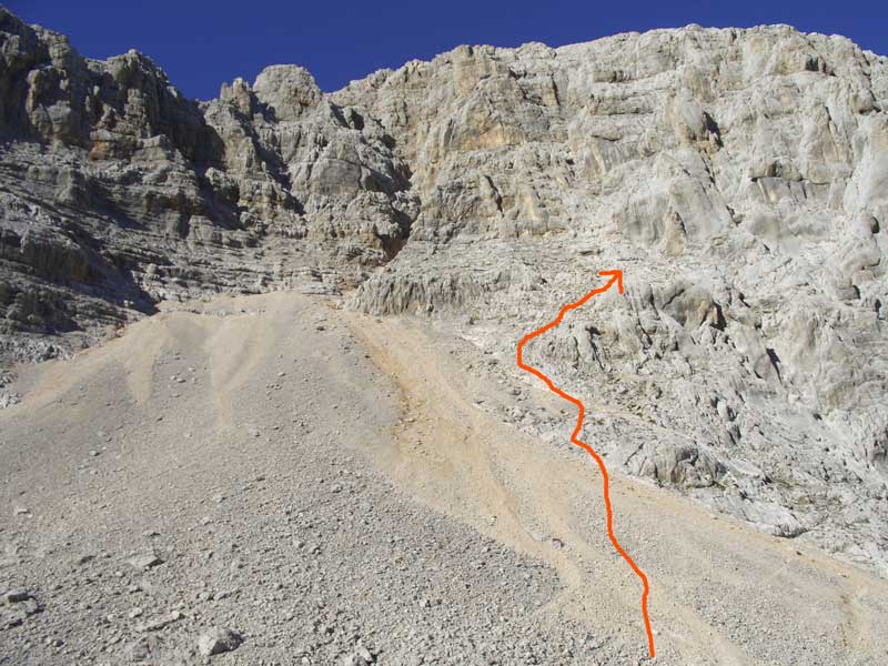 Foto: Datzi / Wandertour / 4-Tages Biwakrundtour in den Julischen Alpen mit 3.Gipfelanstiegen (Triglav-Razor-Skrlatica) mit Klettersteig C-D / Das Geröllfeld beim Aufstieg zum Skrlatica ( der Einstieg zum Klettersteig befindet sich beim Felsanfang) / 05.09.2009 09:49:56