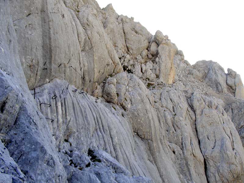 Foto: Datzi / Wandertour / 4-Tages Biwakrundtour in den Julischen Alpen mit 3.Gipfelanstiegen (Triglav-Razor-Skrlatica) mit Klettersteig C-D / Der gut gesicherte Steig zum Skrlatica / 05.09.2009 09:51:33