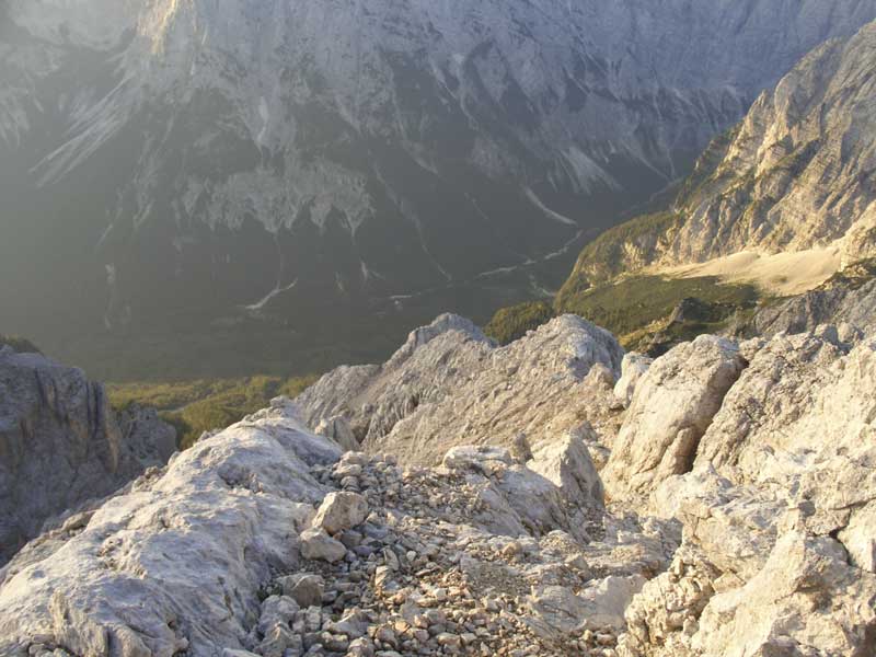 Foto: Datzi / Wandertour / 4-Tages Biwakrundtour in den Julischen Alpen mit 3.Gipfelanstiegen (Triglav-Razor-Skrlatica) mit Klettersteig C-D / Der Aufstieg am Süd Ost Kamm / 05.09.2009 09:52:26