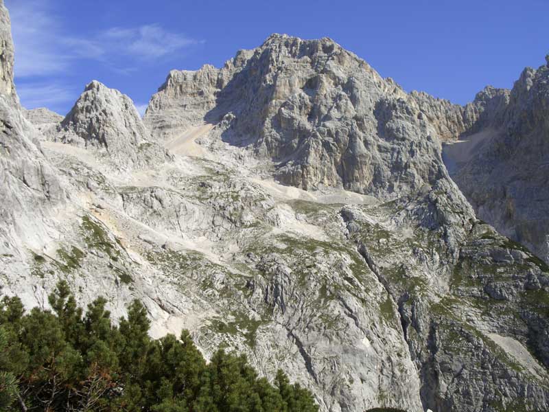 Foto: Datzi / Wandertour / 4-Tages Biwakrundtour in den Julischen Alpen mit 3.Gipfelanstiegen (Triglav-Razor-Skrlatica) mit Klettersteig C-D / Der Blick zurück zum Skrlatica beim Abstieg ins Vrata Tal / 05.09.2009 09:53:26