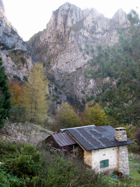 Foto: Wolfgang Lauschensky / Wandertour / Monte Pelf 2502m / Der Winterraum des Rif.Alpini 7° unter der Schlucht zur Forcella Pis Pilon / 31.10.2009 14:17:34