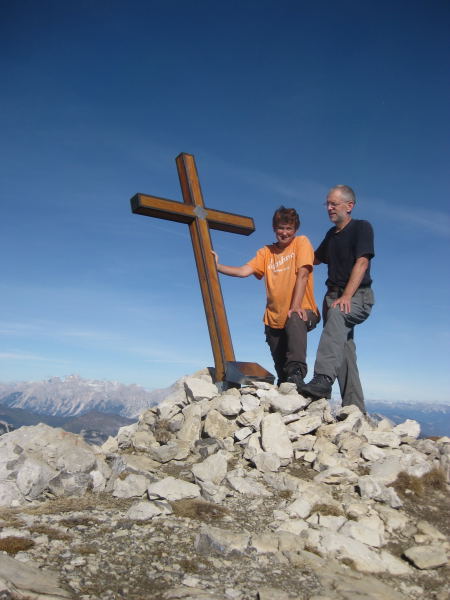 Foto: Wolfgang Lauschensky / Wandertour / Monte Pelf 2502m / schiefes Gipfelsymbol / 31.10.2009 14:16:06