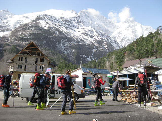 Foto: Wolfgang Lauschensky / Skitour / Cheget 3462m / Frühling im Dorf Cheget / 01.11.2009 12:12:37