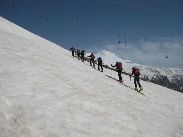 Foto: Wolfgang Lauschensky / Skitour / Cheget 3462m / im Alpinschigebiet mit Elbrus-Ostgipfel / 01.11.2009 12:12:09