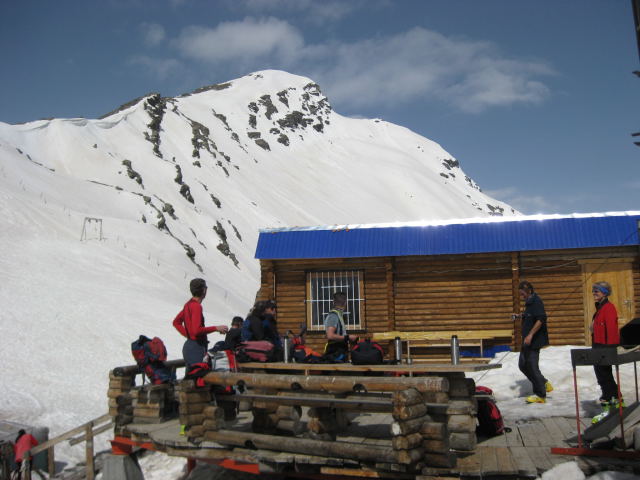 Foto: Wolfgang Lauschensky / Skitour / Cheget 3462m / Bergstation mit Cheget-Ostgrat / 01.11.2009 12:11:59