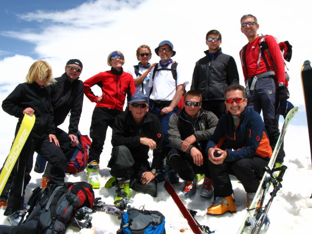 Foto: Wolfgang Lauschensky / Skitour / Cheget 3462m / Gipfelmannschaft / 01.11.2009 12:11:01