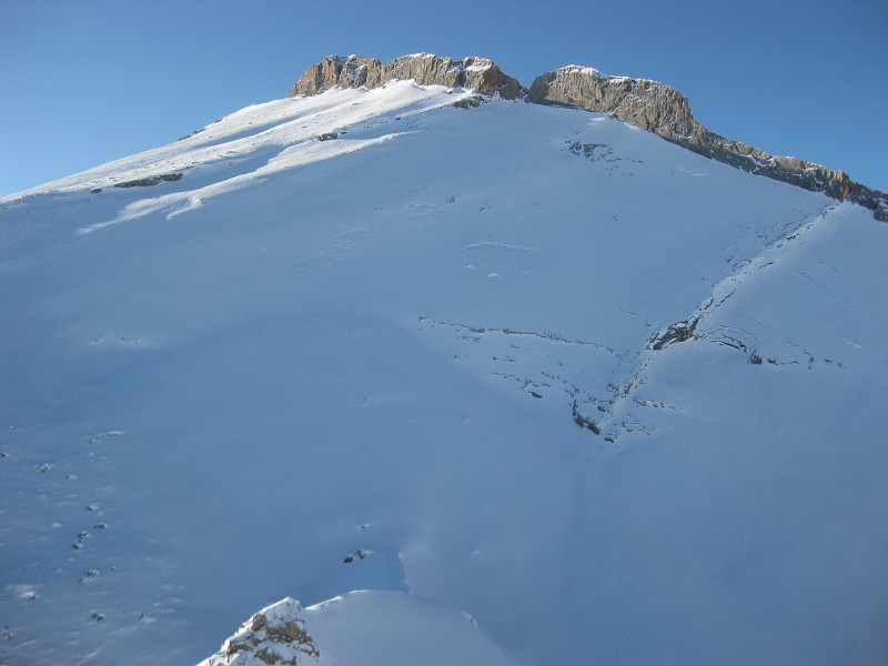 Foto: Wolfgang Lauschensky / Ski Tour / Zehnerspitze 3026m, (Sasso delle Dieci) / nicht ungefährlicher Zehnerosthang vom Fanesschloß aus gesehen / 12.12.2009 18:44:40