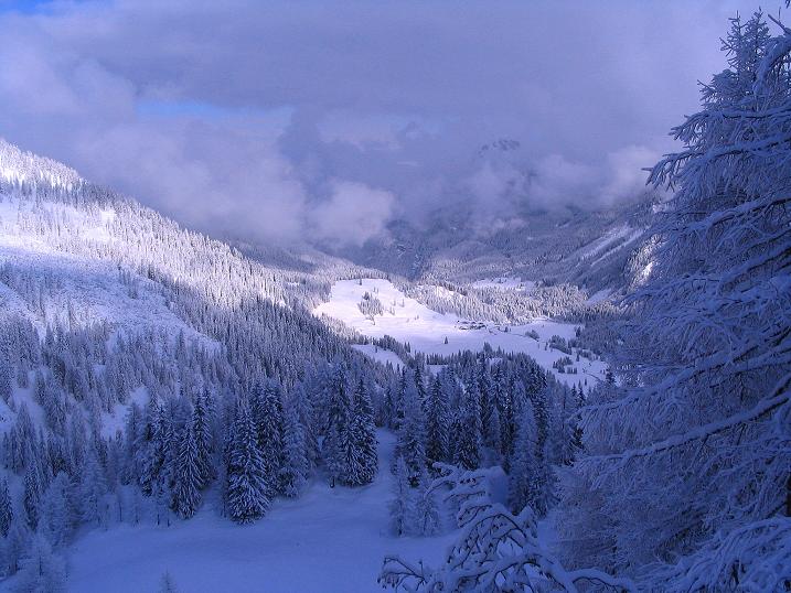 Foto: Andreas Koller / Skitour / Direkter Anstieg auf den Hengst (2076 m) / Tiefblick zu den Gnadenalmen / 15.12.2009 21:07:26