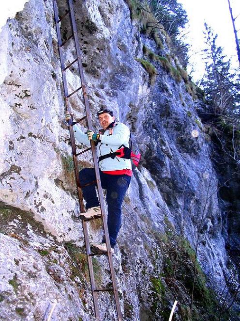 Foto: Andreas Koller / Klettersteigtour / Rudolf-Decker-Steig (720 m) / Die 20m-Leiter zum Windschützenloch / 27.12.2009 01:53:33