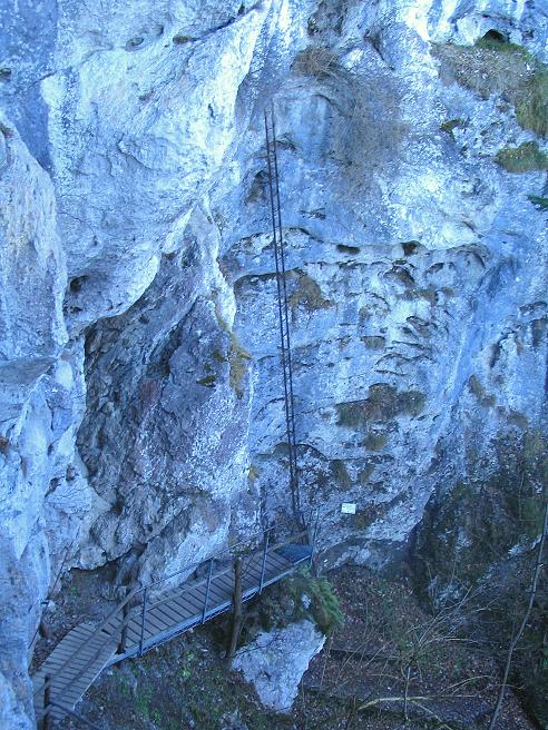 Foto: Andreas Koller / Klettersteigtour / Rudolf-Decker-Steig (720 m) / Unten die Plattform als leichtere Variante, gegenüber die lange Leiter / 27.12.2009 01:50:06