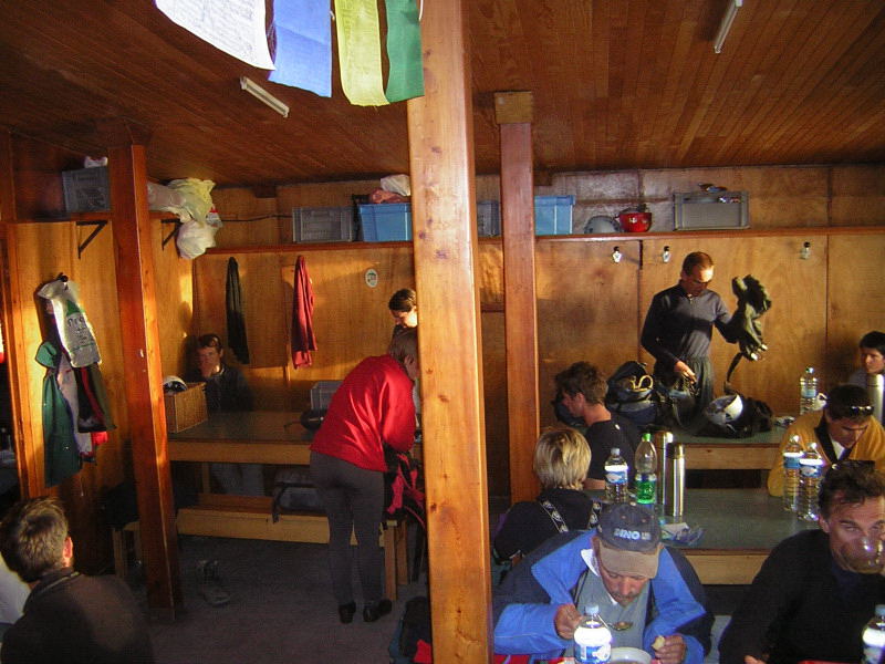 Foto: Wolfgang Lauschensky / Wandertour / Mont Blanc 4808m Normalweg über Bossesgrat / Schlafraum für Nichtreservierer in der Gouterhütte ist der Speiseraum / 01.01.2010 21:04:08