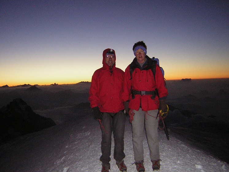 Foto: Wolfgang Lauschensky / Wandertour / Mont Blanc 4808m Normalweg über Bossesgrat / Am Mont Blanc-Gipfel kurz vor Sonnenaufgang / 01.01.2010 21:03:40