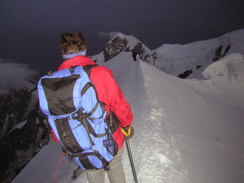 Foto: Wolfgang Lauschensky / Wandertour / Mont Blanc 4808m Normalweg über Bossesgrat / Morgendämmerung an der Gipfelschneide / 01.01.2010 21:03:18