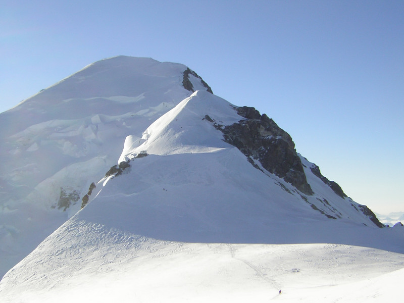 Foto: Wolfgang Lauschensky / Wandertour / Mont Blanc 4808m Normalweg über Bossesgrat / Bossesgrat zum Mont Blanc Gipfel in der Morgensonne / 01.01.2010 21:01:30