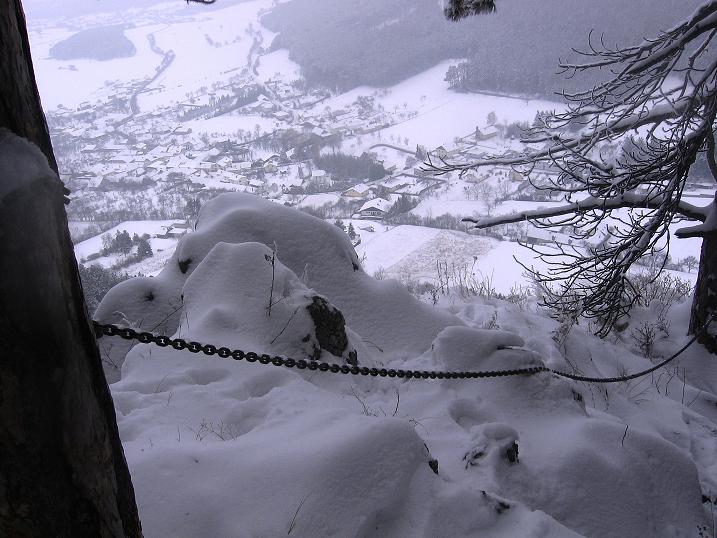Foto: Andreas Koller / Klettersteigtour / Jubiläumssteig Winterbegehung (700 m) / Tiefblick vom Jubiläumssteig auf Flatz / 14.01.2010 02:08:11