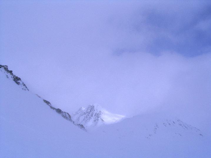 Foto: Andreas Koller / Skitour / Über Zuoz auf den Pizzet (2909 m) / Es reißt auf und gibt den Blick auf den Piz Griatschouls (2972 m) frei / 04.02.2010 23:38:11