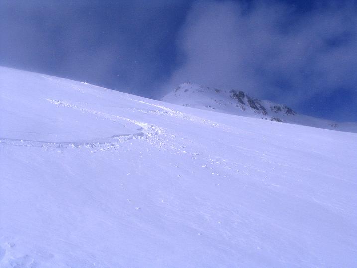 Foto: Andreas Koller / Skitour / Über Zuoz auf den Pizzet (2909 m) / Abfahrtsfreuden vom Pizzet - Gipfel im Hintergrund / 04.02.2010 23:34:44