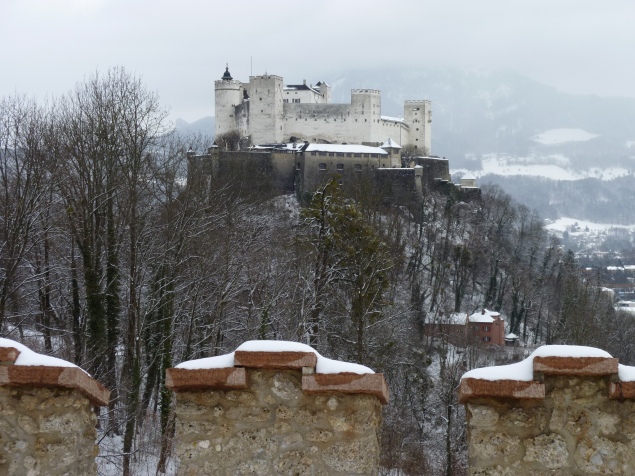 Foto: Manfred Karl / Wandertour / Winterwanderung über die Salzburger Stadtberge / Festung Hohensalzburg von der Richterhöhe / 06.02.2010 07:08:26