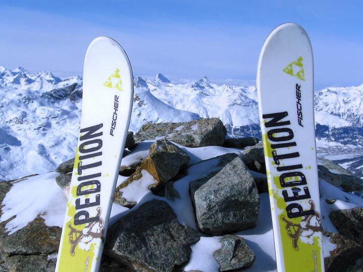 Foto: Andreas Koller / Skitour / Munt Pers und Gletscherabfahrt (3207 m) / Hinter den besten Skiern die Rätischen Alpen vom Munt Pers aus gesehen / 07.02.2010 17:44:46