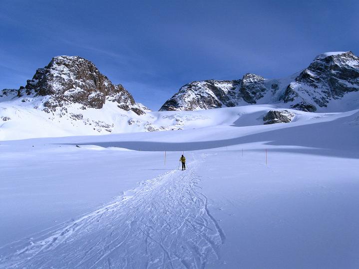 Foto: Andreas Koller / Skitour / Munt Pers und Gletscherabfahrt (3207 m) / Am Vadret Pers mit Blick zum Piz Trovat (3146 m) und zum Piz Cambarena (3603 m) / 07.02.2010 17:12:44
