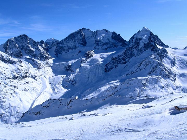 Foto: Andreas Koller / Skitour / Piz Corvatsch (3451 m) / Piz Morteratsch (3751 m), Piz Bernina (4049 m) und Piz Rosegg (3937 m) / 09.02.2010 00:21:38