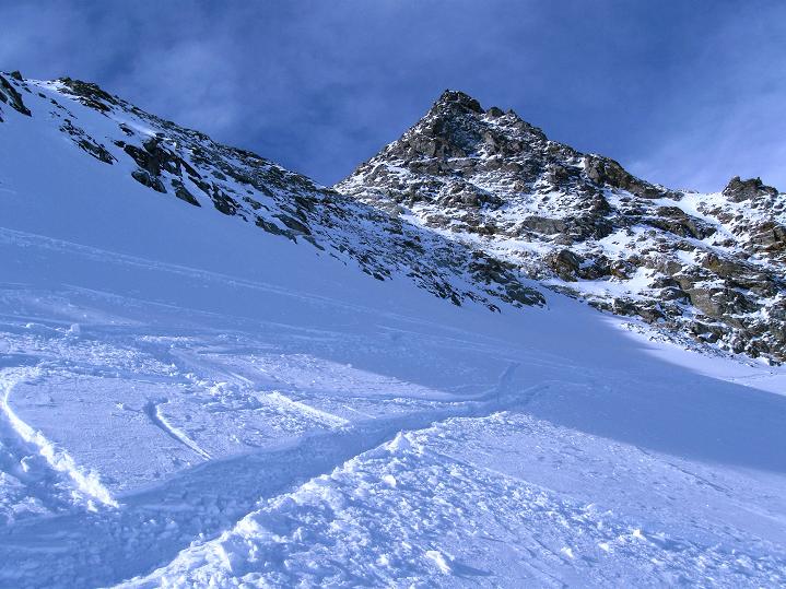 Foto: Andreas Koller / Skitour / Piz Corvatsch (3451 m) / So zeigen sich die Felsen des Piz Murtel (3433 m) vom Gletscheranstieg / 09.02.2010 00:18:13