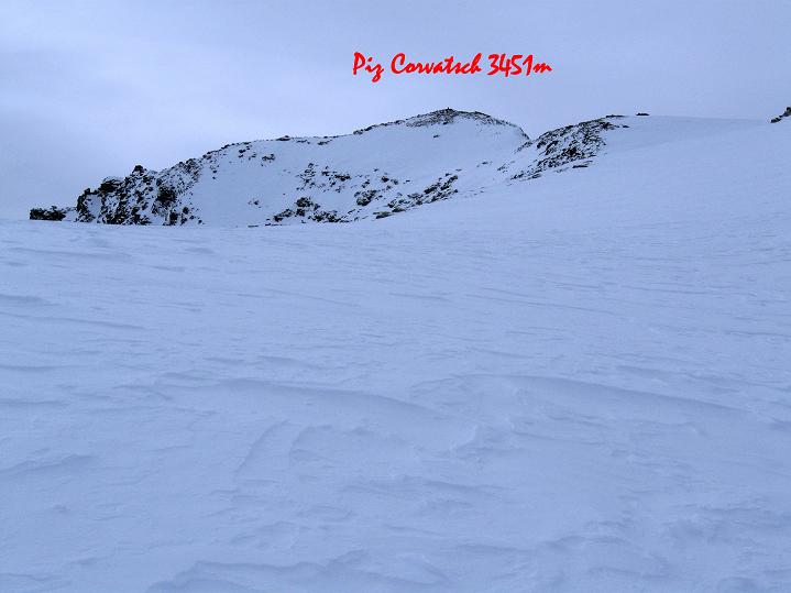 Foto: Andreas Koller / Skitour / Piz Corvatsch (3451 m) / Nach der Rinne eröffnet sich der erste Blick auf den Gipfel des Piz Corvatsch / 09.02.2010 00:15:55