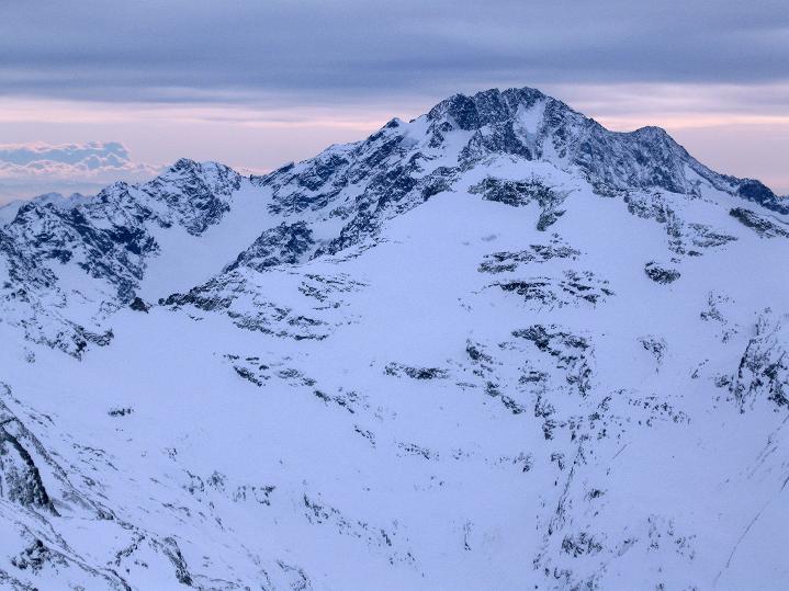 Foto: Andreas Koller / Skitour / Piz Corvatsch (3451 m) / Sehr wuchtig präsentiert sich der Monte Disgrazia (3678 m) / 09.02.2010 00:14:06