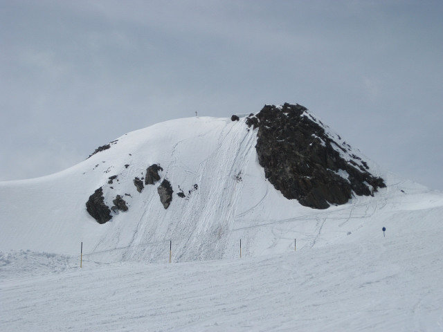 Foto: Wolfgang Lauschensky / Skitour / Kleiner Isidor 3200m / Kleiner Isidor - der gesicherte Steig führt über den rechten Nordgrat. Alternativ kann über den leichteren Firngrat links angestiegen werden / 24.02.2010 18:09:55