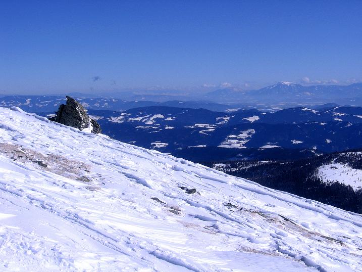 Foto: Andreas Koller / Skitour / Großer Speikkofel (2270 m) und Brett Höhe (2320 m) / Blick nach SO zur Petzen (2114 m) / 25.02.2010 16:47:02