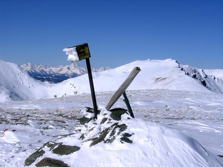 Foto: Andreas Koller / Skitour / Großer Speikkofel (2270 m) und Brett Höhe (2320 m) / Am Großen Speikkofel mit Blick in die Nockberge um die Turrach und zum Dachstein (2996 m). Gut erkennt man den Verbindungskamm vom Speikkofel zur Brett Höhe. / 25.02.2010 16:44:40