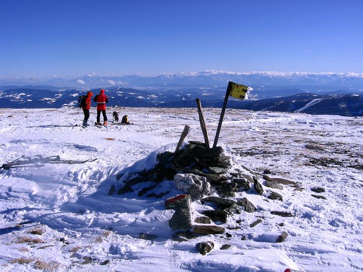 Foto: Andreas Koller / Skitour / Großer Speikkofel (2270 m) und Brett Höhe (2320 m) / Übers Klagenfurter Becken sieht man bis in die Karawanken / 25.02.2010 16:39:36